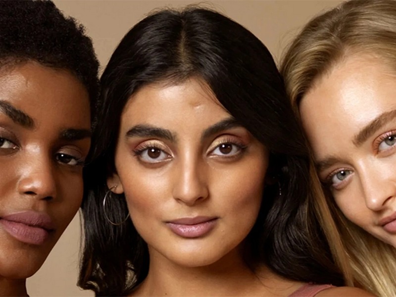 Face Oil And Foundation - Makeup Tips From Beauty Bloggers For A Dewy Glow Skin.